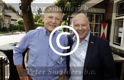 Blaricum 6 september 2016
Surprise party voor Willibrord Frequin zijn 75e verjaardag bij  Moeke Spijstra.
Zijn vriendin kinderen en kleinkinderen zijn natuurlijk aanwezig. Ronnie Tober en Jan Jochems