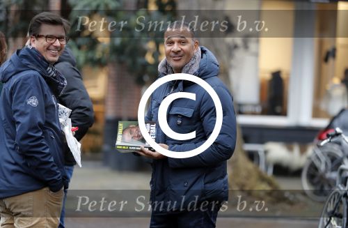 Amsterdam 13 december 2016 
Ruud Gullit signeert zijn boek voor een fan op de cornelis schuytstraat