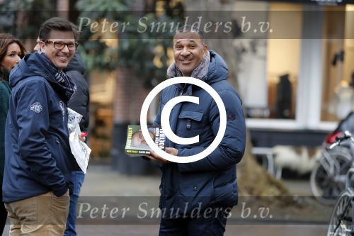 Amsterdam 13 december 2016 
Ruud Gullit signeert zijn boek voor een fan op de cornelis schuytstraat
