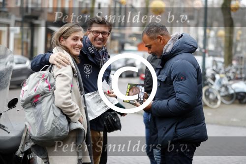 Amsterdam 13 december 2016 
Ruud Gullit signeert zijn boek voor een fan op de cornelis schuytstraat