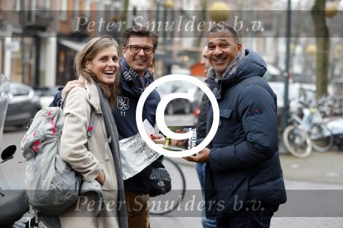 Amsterdam 13 december 2016 
Ruud Gullit signeert zijn boek voor een fan op de cornelis schuytstraat