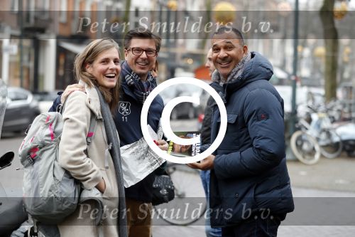 Amsterdam 13 december 2016 
Ruud Gullit signeert zijn boek voor een fan op de cornelis schuytstraat