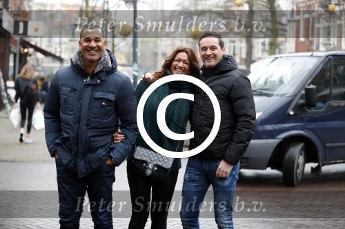 Amsterdam 13 december 2016 
Ruud Gullit met zijn vriendin Karin de Rooij en goede vriend Marco Achmad op de cornelis schuytstraat