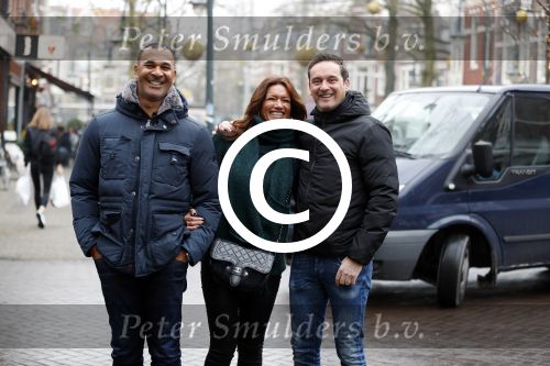Amsterdam 13 december 2016 
Ruud Gullit met zijn vriendin Karin de Rooij en goede vriend Marco Achmad op de cornelis schuytstraat