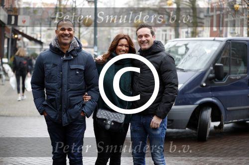 Amsterdam 13 december 2016 
Ruud Gullit met zijn vriendin Karin de Rooij en goede vriend Marco Achmad op de cornelis schuytstraat
