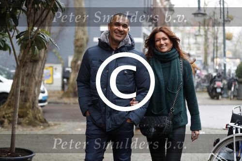 Amsterdam 13 december 2016 
Ruud Gullit op de cornelis schuytstraat met zijn vriendin Karin de Rooij