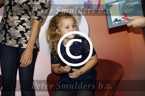 Amsterdam 14 november 2016
Winston Gerschtanowitz presenteerde de nieuwe sinterklaasboeken van Jumbo gemaakt door Katja  en Wim Schuurman Albert Verlinde en Wesley Sneijder die helaas niet aanwezig kon zijn in de Bibliotheek van Amsterdam. Katja had dochter Sammie mee genomen.