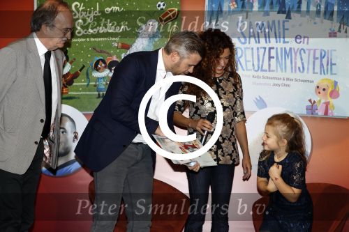 Amsterdam 14 november 2016
Winston Gerschtanowitz presenteerde de nieuwe sinterklaasboeken van Jumbo gemaakt door Katja  en Wim Schuurman Albert Verlinde en Wesley Sneijder die helaas niet aanwezig kon zijn in de Bibliotheek van Amsterdam. Katja had dochter Sammie mee genomen.