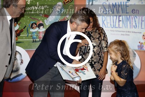 Amsterdam 14 november 2016
Winston Gerschtanowitz presenteerde de nieuwe sinterklaasboeken van Jumbo gemaakt door Katja  en Wim Schuurman Albert Verlinde en Wesley Sneijder die helaas niet aanwezig kon zijn in de Bibliotheek van Amsterdam. Katja had dochter Sammie mee genomen.
