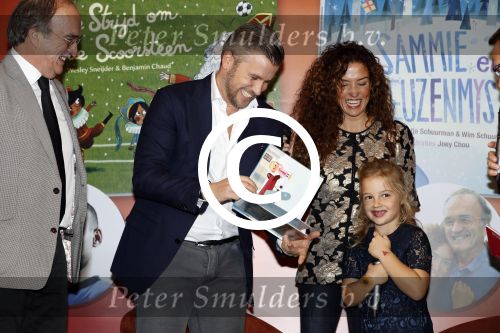 Amsterdam 14 november 2016
Winston Gerschtanowitz presenteerde de nieuwe sinterklaasboeken van Jumbo gemaakt door Katja  en Wim Schuurman Albert Verlinde en Wesley Sneijder die helaas niet aanwezig kon zijn in de Bibliotheek van Amsterdam. Katja had dochter Sammie mee genomen.