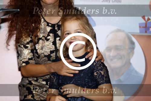 Amsterdam 14 november 2016
Winston Gerschtanowitz presenteerde de nieuwe sinterklaasboeken van Jumbo gemaakt door Katja  en Wim Schuurman Albert Verlinde en Wesley Sneijder die helaas niet aanwezig kon zijn in de Bibliotheek van Amsterdam. Katja had dochter Sammie mee genomen.