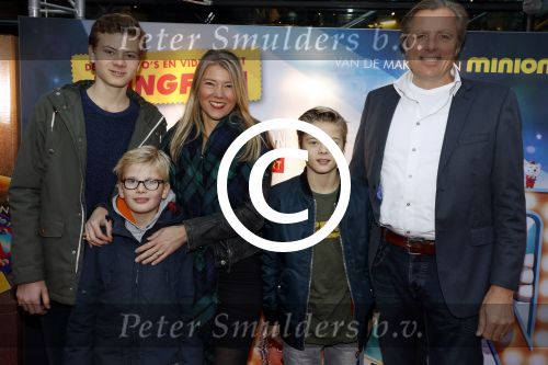 Amsterdam 10 december 2016
Premiere Sing in pathe arena. sandra Ysbrandy met gezin