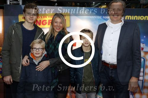 Amsterdam 10 december 2016
Premiere Sing in pathe arena. sandra Ysbrandy met gezin