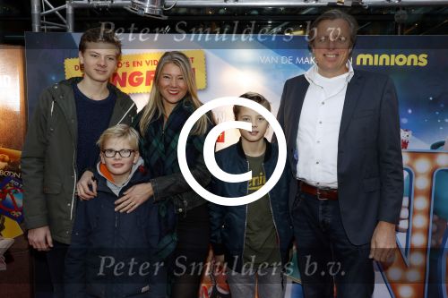 Amsterdam 10 december 2016
Premiere Sing in pathe arena. sandra Ysbrandy met gezin