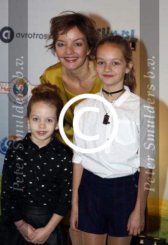 Utrecht 26 november 2016
Premiere Mees Kees in Utrecht met in hoofdrollen  Sanne Wallis de Vries Leendert de Ridder en Maarten Heijmans. Sanne Wallis de Vries met kinderen