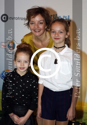 Utrecht 26 november 2016
Premiere Mees Kees in Utrecht met in hoofdrollen  Sanne Wallis de Vries Leendert de Ridder en Maarten Heijmans. Sanne Wallis de Vries met kinderen