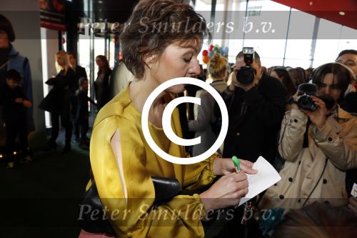 Utrecht 26 november 2016
Premiere Mees Kees in Utrecht met in hoofdrollen  Sanne Wallis de Vries Leendert de Ridder en Maarten Heijmans. Sanne Wallis de Vries met kinderen