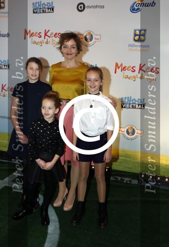 Utrecht 26 november 2016
Premiere Mees Kees in Utrecht met in hoofdrollen  Sanne Wallis de Vries Leendert de Ridder en Maarten Heijmans. Sanne Wallis de Vries met kinderen