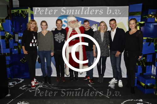 Amsterdam 7 december 2016
Sky radio Christmas tree event met oa Daphne en Emma Deckers Ronald de Boer Gers Pardoel Wilfred Genee Renate Verbaan en Bracha v Doesburgh. Fred v Leer en Manon Meijers zijn de jury. Marlayne Sahupala presenteert het geheel in het college hotel.