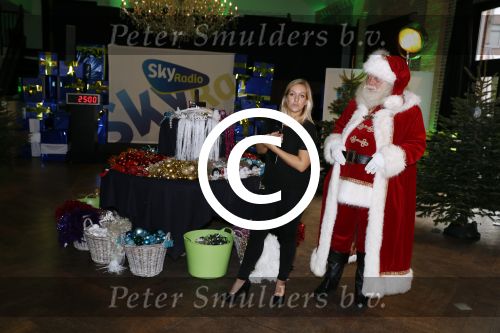 Amsterdam 7 december 2016
Sky radio Christmas tree event met oa Daphne en Emma Deckers Ronald de Boer Gers Pardoel Wilfred Genee Renate Verbaan en Bracha v Doesburgh. Fred v Leer en Manon Meijers zijn de jury. Marlayne Sahupala presenteert het geheel in het college hotel.
