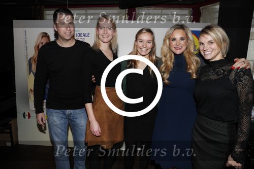 Hoorn 15 december 2016
Sonja Bakker presenteert haar 5e boek wat ze samen met Lidl uitgeeft. Haar man Jan Reus en alle kinderen zijn aanwezig. Sonja met medewerkers Lidl