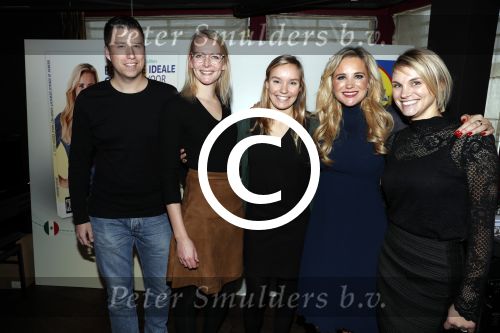 Hoorn 15 december 2016
Sonja Bakker presenteert haar 5e boek wat ze samen met Lidl uitgeeft. Haar man Jan Reus en alle kinderen zijn aanwezig. Sonja met medewerkers Lidl