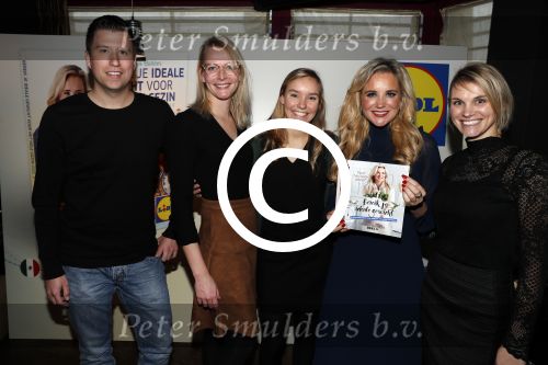Hoorn 15 december 2016
Sonja Bakker presenteert haar 5e boek wat ze samen met Lidl uitgeeft. Haar man Jan Reus en alle kinderen zijn aanwezig. Sonja met medewerkers Lidl