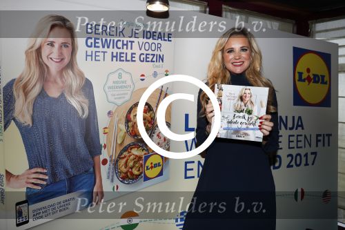 Hoorn 15 december 2016
Sonja Bakker presenteert haar 5e boek wat ze samen met Lidl uitgeeft. Haar man Jan Reus en alle kinderen zijn aanwezig