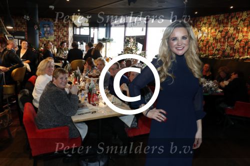 Hoorn 15 december 2016
Sonja Bakker presenteert haar 5e boek wat ze samen met Lidl uitgeeft. Haar man Jan Reus en alle kinderen zijn aanwezig