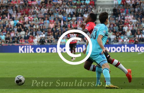 Eindhoven, 18 September 2016 PSV-Feyenoord, eindstand 0-1 Kompetitie Seizoen 2016/2017
Steven Bergwijn in duel met Eric Bottegin