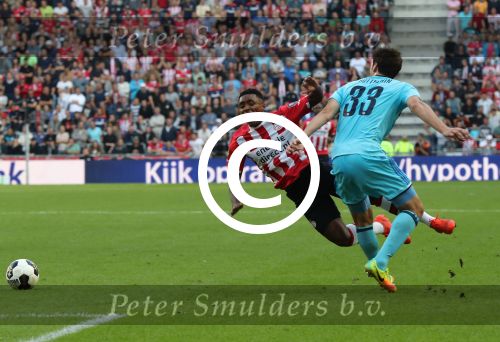 Eindhoven, 18 September 2016 PSV-Feyenoord, eindstand 0-1 Kompetitie Seizoen 2016/2017
Steven Bergwijn in duel met Eric Bottegin