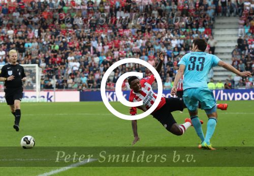 Eindhoven, 18 September 2016 PSV-Feyenoord, eindstand 0-1 Kompetitie Seizoen 2016/2017
Steven Bergwijn in duel met Eric Bottegin