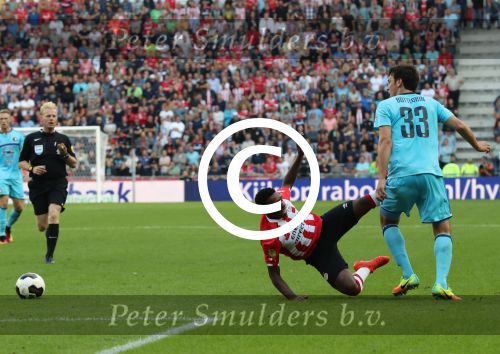 Eindhoven, 18 September 2016 PSV-Feyenoord, eindstand 0-1 Kompetitie Seizoen 2016/2017
Steven Bergwijn in duel met Eric Bottegin