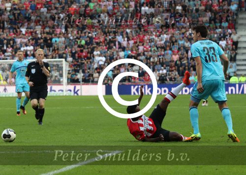 Eindhoven, 18 September 2016 PSV-Feyenoord, eindstand 0-1 Kompetitie Seizoen 2016/2017
Steven Bergwijn in duel met Eric Bottegin