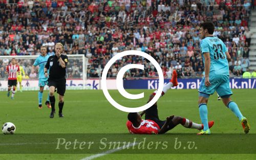 Eindhoven, 18 September 2016 PSV-Feyenoord, eindstand 0-1 Kompetitie Seizoen 2016/2017
Steven Bergwijn in duel met Eric Bottegin