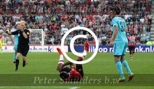Eindhoven, 18 September 2016 PSV-Feyenoord, eindstand 0-1 Kompetitie Seizoen 2016/2017
Steven Bergwijn in duel met Eric Bottegin
