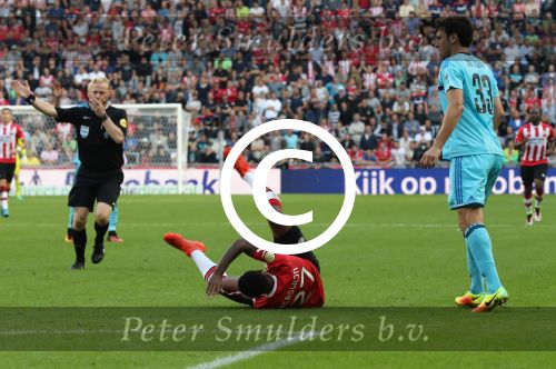 Eindhoven, 18 September 2016 PSV-Feyenoord, eindstand 0-1 Kompetitie Seizoen 2016/2017
Steven Bergwijn in duel met Eric Bottegin