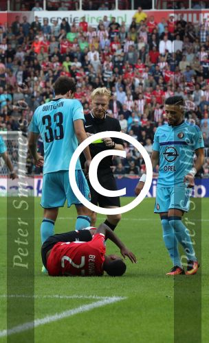 Eindhoven, 18 September 2016 PSV-Feyenoord, eindstand 0-1 Kompetitie Seizoen 2016/2017
Steven Bergwijn in duel met Eric Bottegin
Gele kaart voor Bottegin door scheidsrechter Kevin Blom