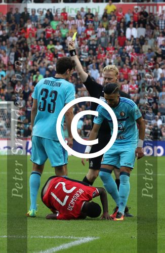 Eindhoven, 18 September 2016 PSV-Feyenoord, eindstand 0-1 Kompetitie Seizoen 2016/2017
Steven Bergwijn in duel met Eric Bottegin
Gele kaart voor Bottegin door scheidsrechter Kevin Blom
