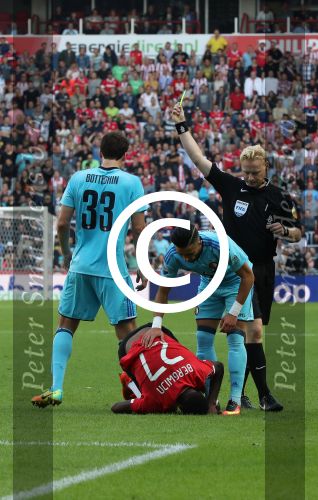 Eindhoven, 18 September 2016 PSV-Feyenoord, eindstand 0-1 Kompetitie Seizoen 2016/2017
Steven Bergwijn in duel met Eric Bottegin
Gele kaart voor Bottegin door scheidsrechter Kevin Blom