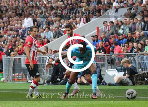 Eindhoven, 18 September 2016 PSV-Feyenoord, eindstand 0-1 Kompetitie Seizoen 2016/2017
Terence Kongolo en Andres Guardado Gaston Pereiro