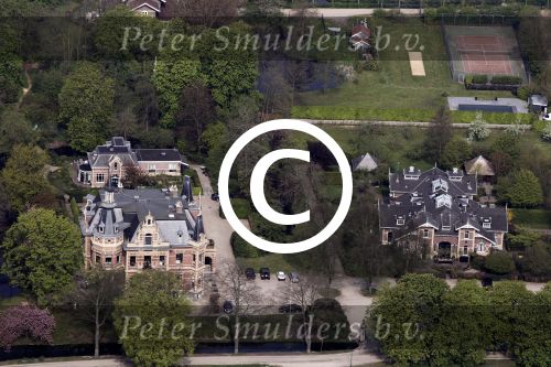 Nigtevecht 28 april 2010
Thijs Romer heeft op Zwaanwijck in Nigtevecht een huis gekocht. Zijn huis zit in het koetshuis naast Wendy v Dijk en Erland Galjaard en de moeder van Wendy. In de tuin ligt een tennisbaan en een zwembad.
