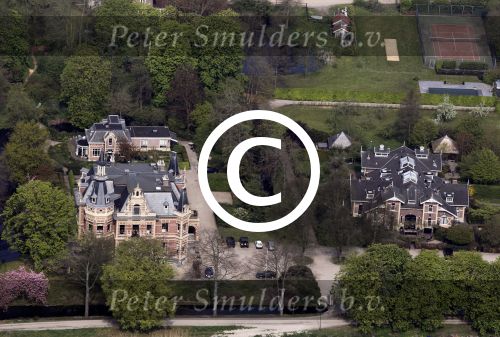 Nigtevecht 28 april 2010
Thijs Romer heeft op Zwaanwijck in Nigtevecht een huis gekocht. Zijn huis zit in het koetshuis naast Wendy v Dijk en Erland Galjaard en de moeder van Wendy. In de tuin ligt een tennisbaan en een zwembad.