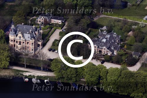 Nigtevecht 28 april 2010
Thijs Romer heeft op Zwaanwijck in Nigtevecht een huis gekocht. Zijn huis zit in het koetshuis naast Wendy v Dijk en Erland Galjaard en de moeder van Wendy. In de tuin ligt een tennisbaan en een zwembad.