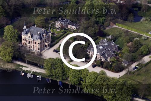Nigtevecht 28 april 2010
Thijs Romer heeft op Zwaanwijck in Nigtevecht een huis gekocht. Zijn huis zit in het koetshuis naast Wendy v Dijk en Erland Galjaard en de moeder van Wendy. In de tuin ligt een tennisbaan en een zwembad.