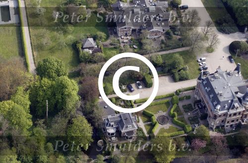 Nigtevecht 28 april 2010
Thijs Romer heeft op Zwaanwijck in Nigtevecht een huis gekocht. Zijn huis zit in het koetshuis naast Wendy v Dijk en Erland Galjaard en de moeder van Wendy. In de tuin ligt een tennisbaan en een zwembad.