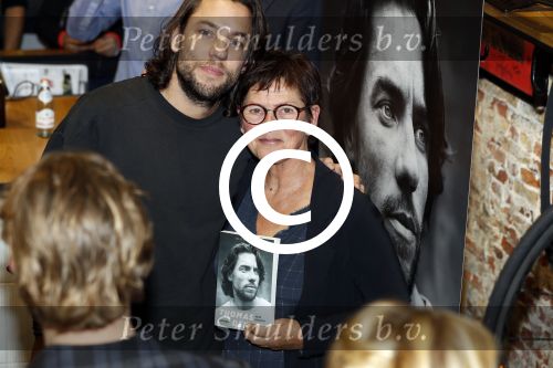 Amsterdam 15 november 2016 
Boekpresentatie Thomas Dekker. Het boek is geschreven door Thijs Zonneveld. Thomas met zijn vader en moeder