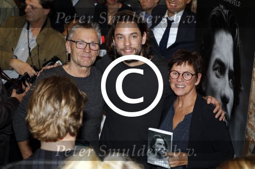Amsterdam 15 november 2016 
Boekpresentatie Thomas Dekker. Het boek is geschreven door Thijs Zonneveld. Thomas met zijn vader en moeder