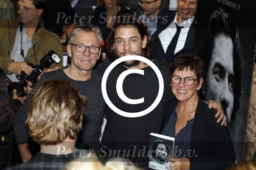 Amsterdam 15 november 2016 
Boekpresentatie Thomas Dekker. Het boek is geschreven door Thijs Zonneveld. Thomas met zijn vader en moeder