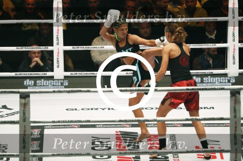 Oberhausen 10 december 2016
Rico Verhoeven wint zijn gevecht met Badr Hari tijdens de GLORY COLLISION in Oberhausen. Tiffany van Soest wint bij de dames